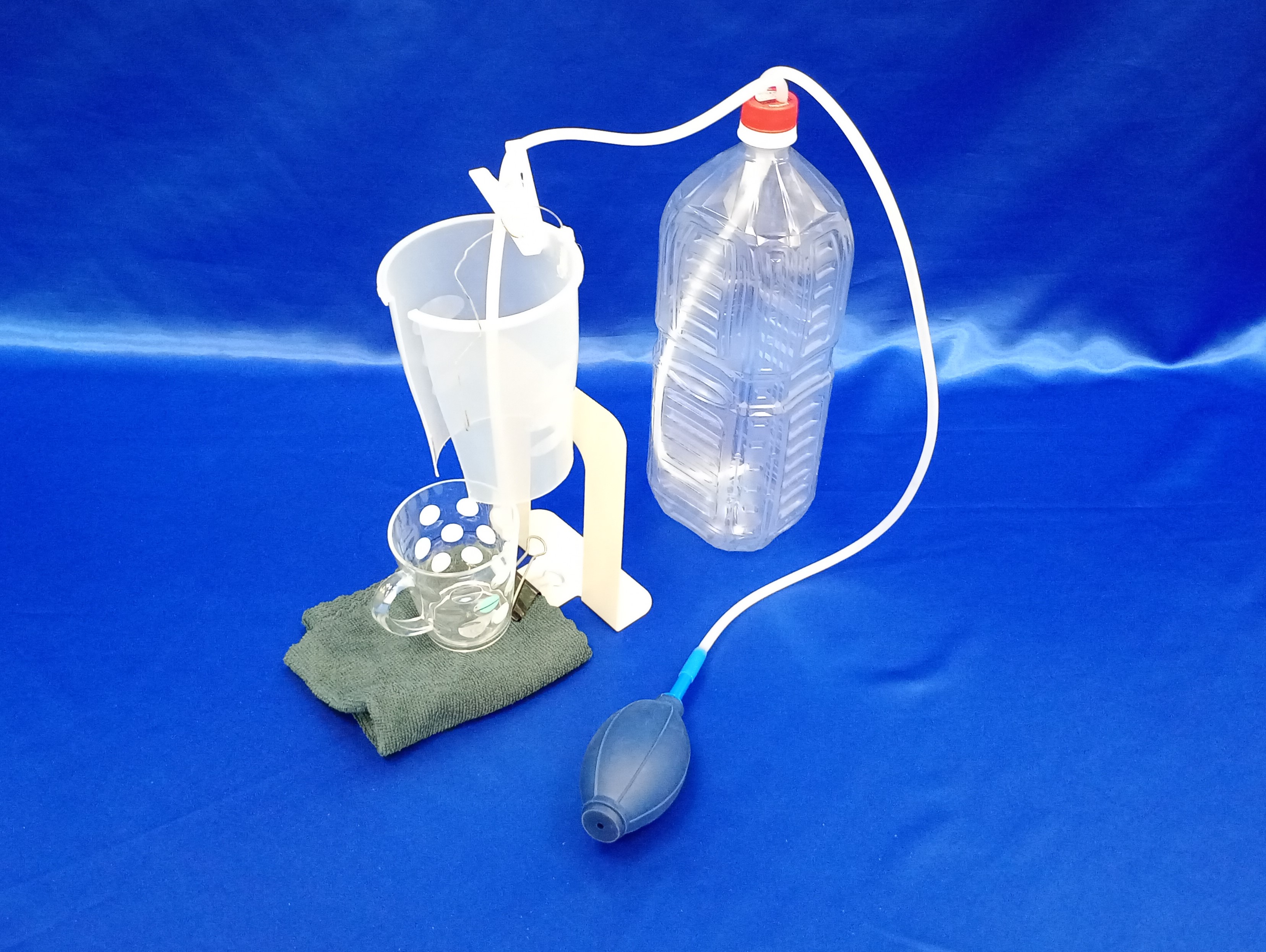 小さな子でも自分で注げる!簡単操作ドリンクサーバー