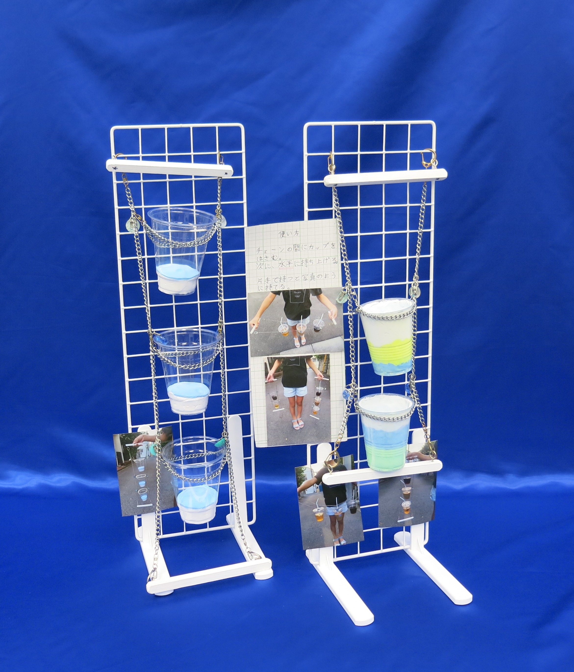 片手でこぼさず運べるカップ入れ